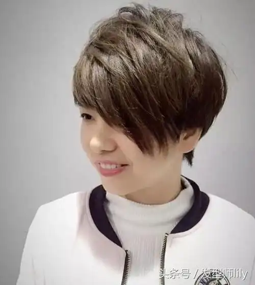 剪短发,一定要烫一下,发型一定要突出头顶蓬松层次分明的感觉!