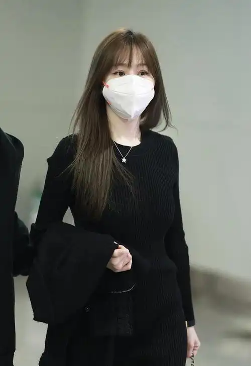 40岁王心凌现身机场,黑色针织长裙配马丁靴,又酷又美气场强!