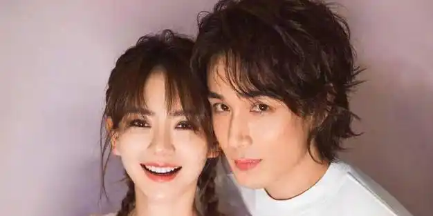 "宠妻狂魔"李承铉在《我家小两口》的综艺里,李承铉总是"小心翼翼"的