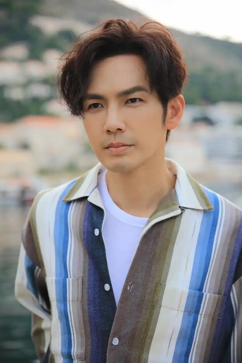 钟汉良是一个从内到外散发热量和善良的人,会因为担心拍不好照片给人