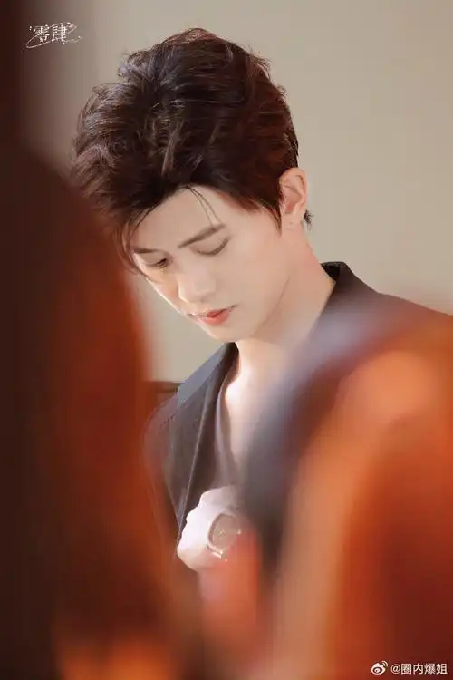 任嘉伦#品牌活动生图96贵公子气质藏不住了深v西装好撩人