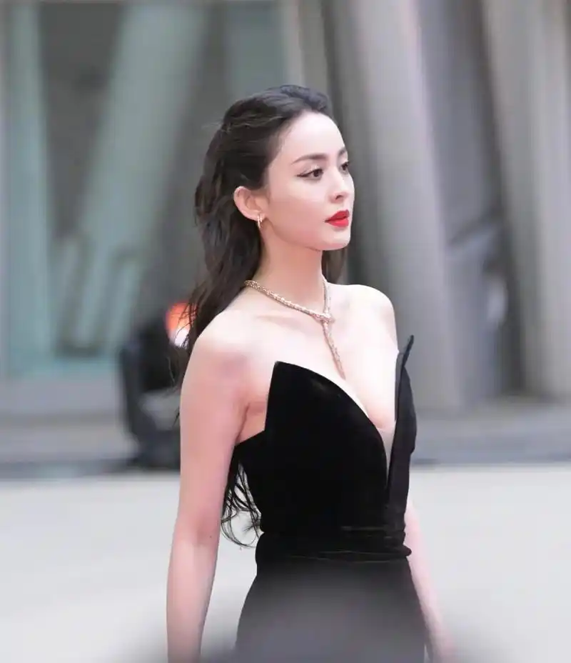 古力娜扎穿了件深v礼服出席活动,领口都快开到肚子上了,可谓是非常