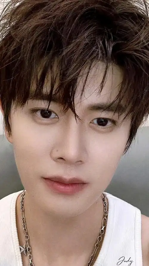 任嘉伦超话如此嚣张的卡大头怼脸自拍,有几个人敢,还能这么好看看的我