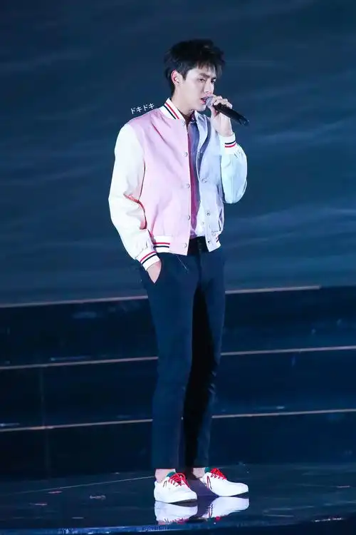 2018吴亦凡2018央视五四晚会彩排_图片_视频集锦-爱豆app