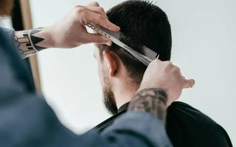 "头发五不剪,剪了家不顺",讲头发有讲究,哪五个时间不能剪?