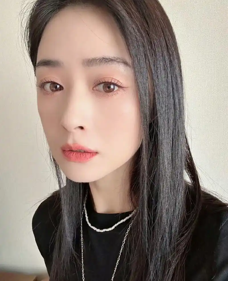 蒋欣分享自拍照明媚动人,她比饰演樊胜美时期还年轻,颜值一直稳定在线