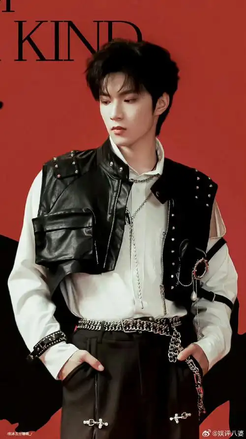 刘耀文露肩衬衫