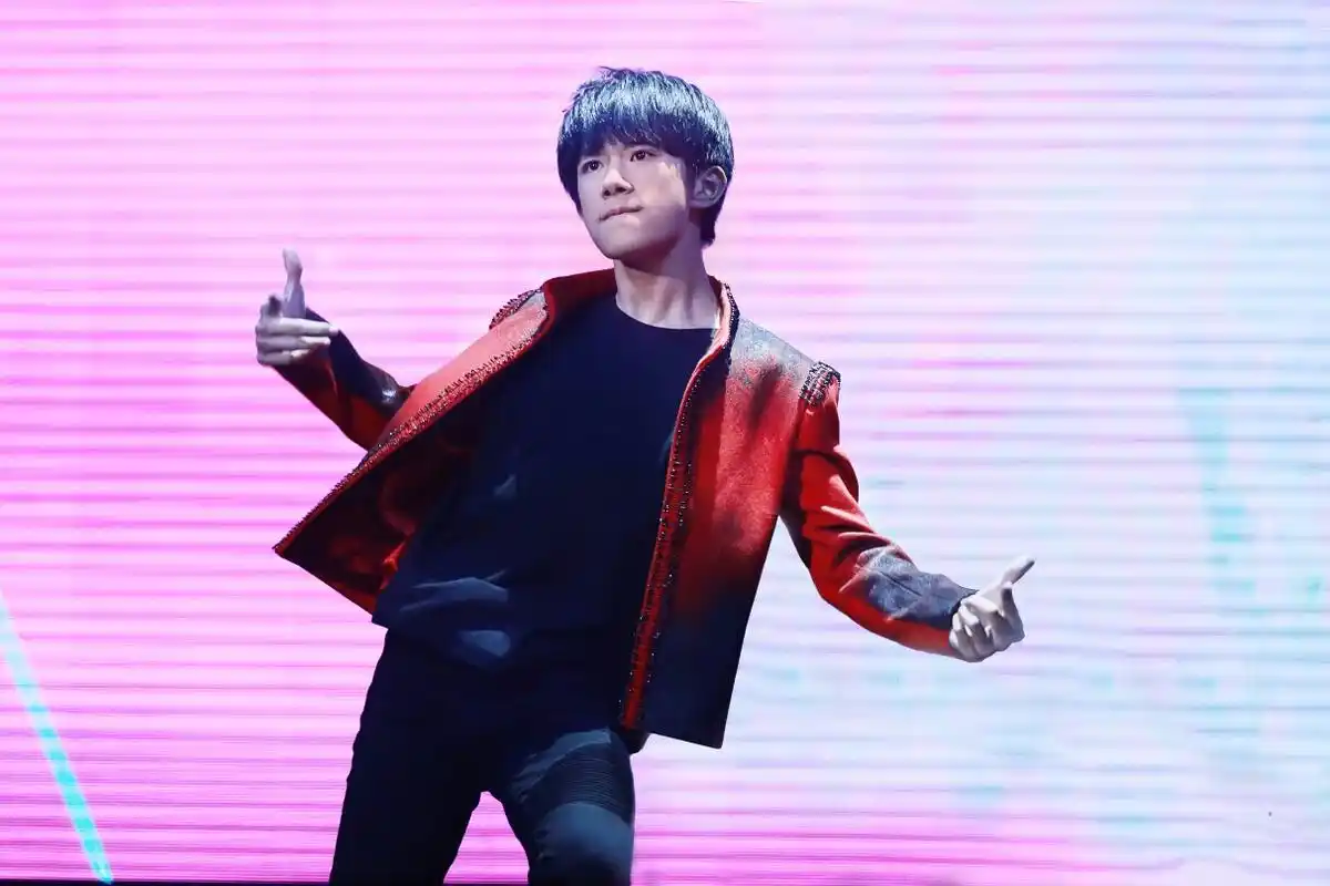 tfboys易烊千玺壁纸_帅气的高冷王子