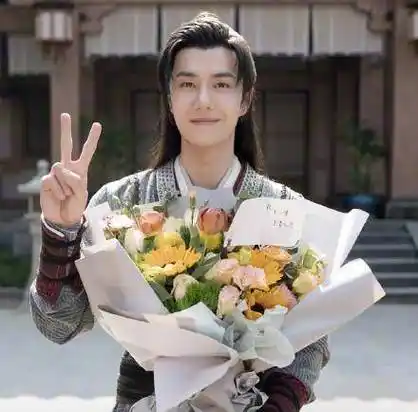 原创有翡剧组太用心王一博替身都有奶膘被一博锁定的眼神吓到