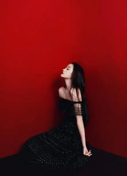 关晓彤飘纱开衩红裙优雅又大气这大长腿太优越太让人羡慕了