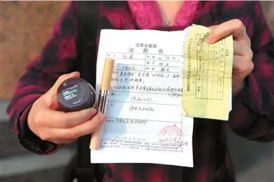 赵女士在华联商厦安贞店购买了美宝莲的两款产品,使用后皮肤出现皮疹