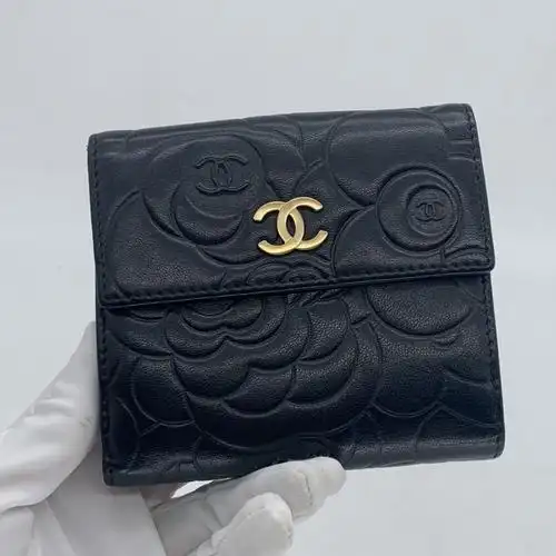 香奈儿黑色羊皮山茶花按扣钱包