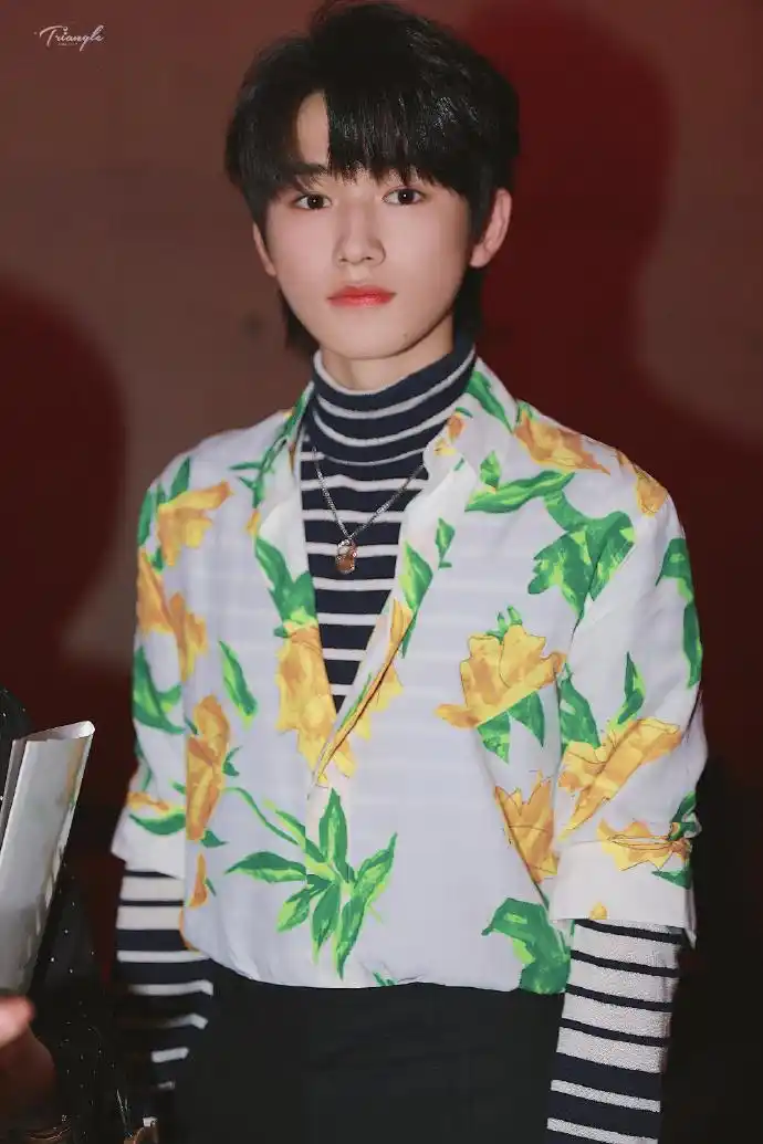 消息宋亚轩出席dior2021成衣大秀矜贵小少爷穿上花衬衫初入名利场