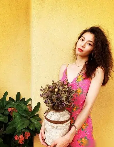 李现前女友钟楚曦有多美?简单穿搭显魅力,看完心动了