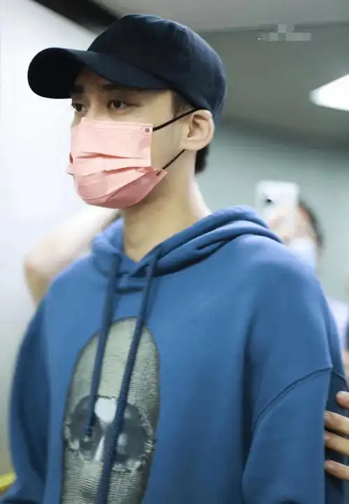 李易峰因打篮球减重,暴瘦至100斤身体惹担忧,瘦成皮包骨引争议_黑色