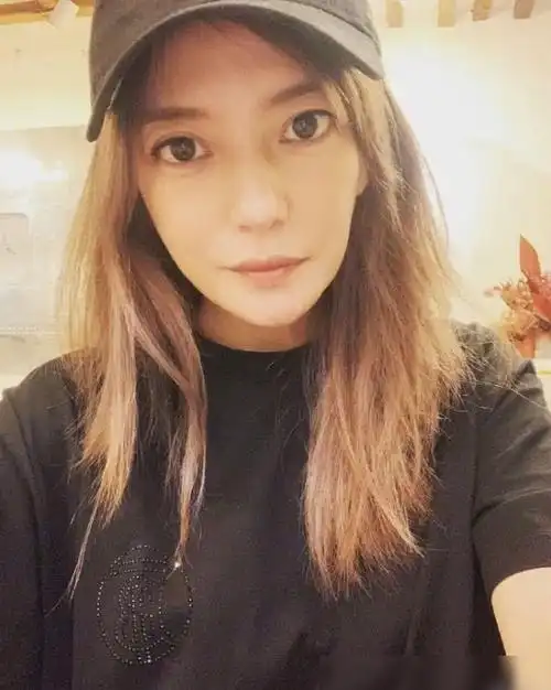 赵薇晒素颜照忙公益片后期满脸上火起大包惹人心疼