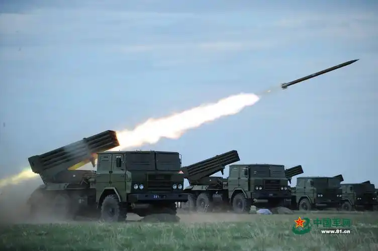 解放军多款火炮开火瞬间抓拍:雷霆万钧