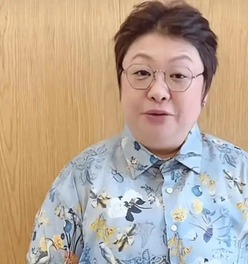 慈善基金会发布了她的照片,画面中可以明显看到韩红暴瘦的身体状况