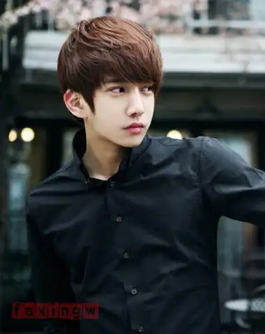 男生帅气齐刘海发型图片 有抬头纹必备款