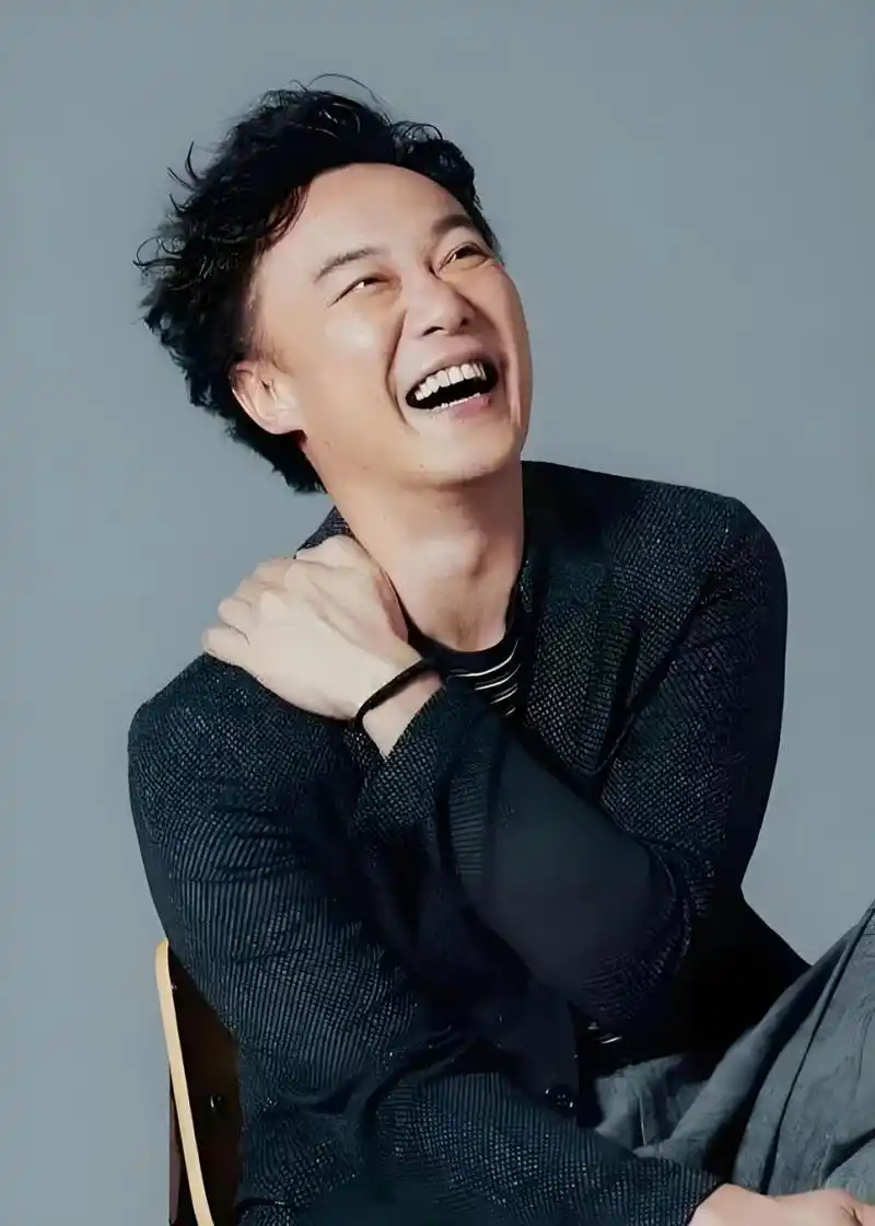 陈奕迅在打网球时中暑休克,导致腮骨骨裂和下巴皮肤破裂,缝了30多针