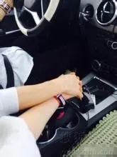 求一张车内牵手的照片