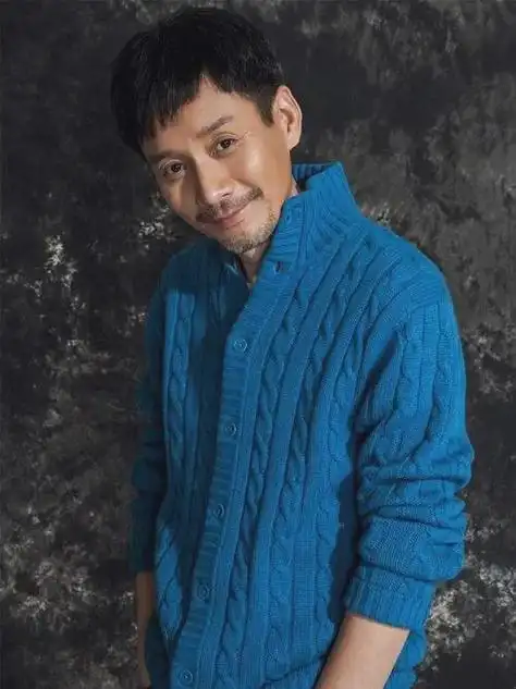 53岁田小洁露面头发花白老了好多和江珊女儿逛街颜值抢镜