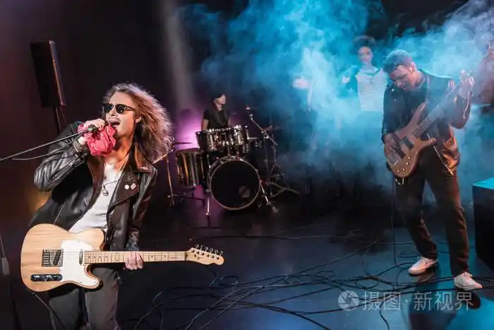 在舞台上的摇滚乐队