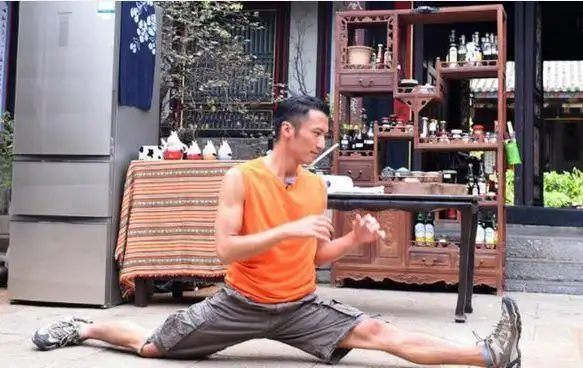 男星"一字马":杨洋最标准,朱正廷满分,王宝强轻松,而他最狼狈了!