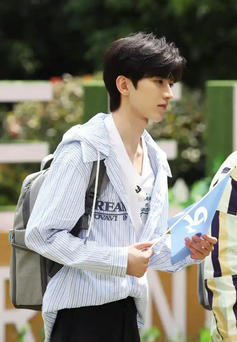 蔡徐坤,何穗,张翰,以及郭麒麟近日齐聚《奔跑吧》节目录制,共同打造了