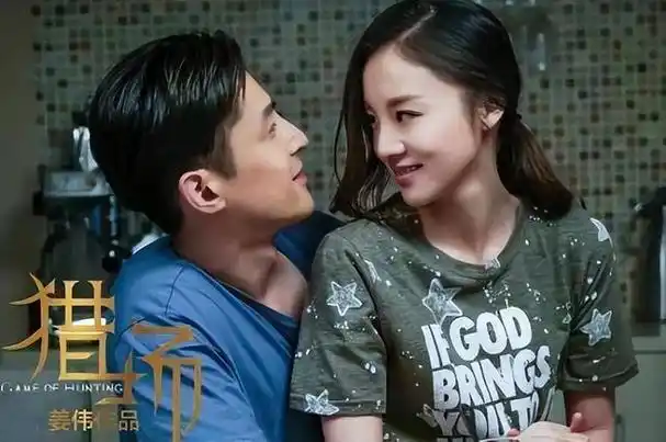 章龄之结婚十周年晒全家福,依偎在陈龙怀里秀恩爱,儿子身高瞩目