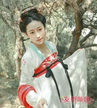 简单的流云髻梳法2018-06-01 08:20来源:发型师姐编辑:jane 女子古代