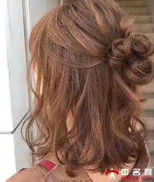 也可以像这样直接简单的扎个半丸子头也是很可爱的.