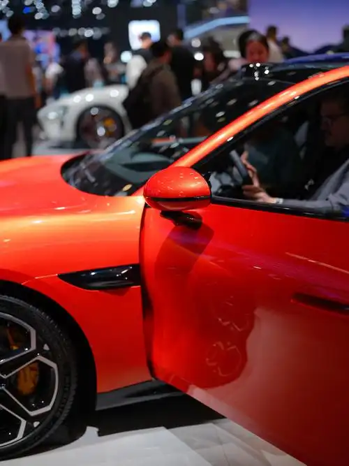 在北京国际车展上, 小米su7熔岩橙备受大家欢迎.