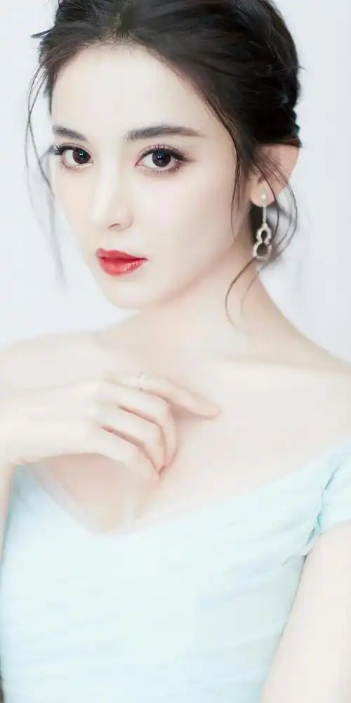 60位90后女星美图|杨紫|徐璐|景甜|欧阳娜娜|迪丽热巴_网易订阅