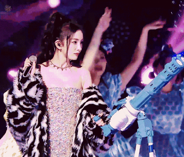 杨幂#明星跨年演唱会造型大赏