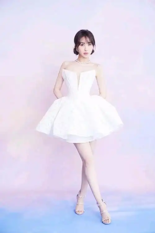李菲儿一袭白色抹胸连衣裙,圣洁优雅知性女神