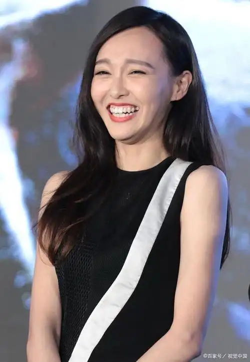 明星没了灯光和滤镜和路人甲有什么区别,唐嫣刷新了我的眼观