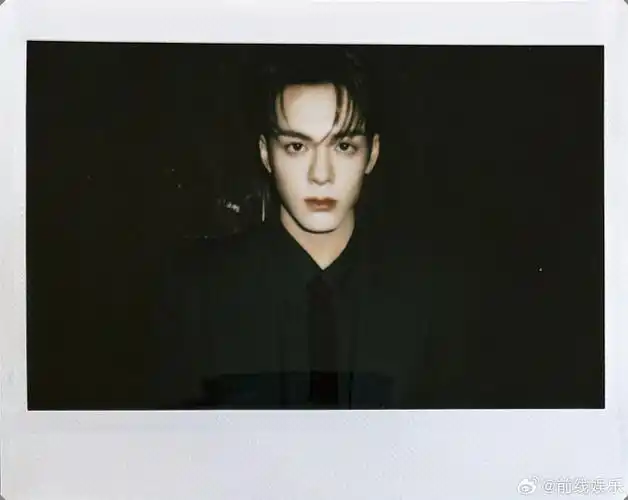 曾舜晞戴墨镜比耶