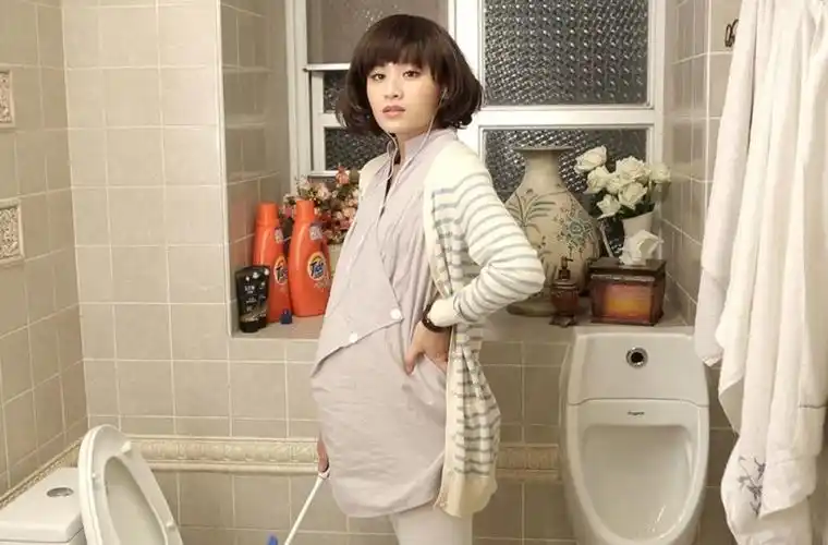 图为台湾女星傅天颖怀孕期间拉着老公陈子强一起为杂志拍照,造型