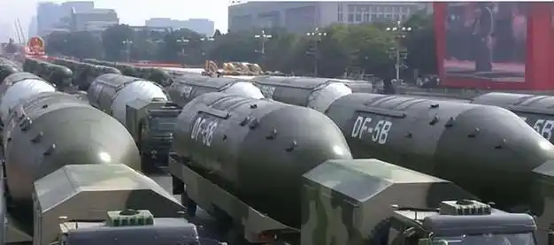 其中的东风导弹也被官方称为"东风快递",这也是网友对东风系列导弹的
