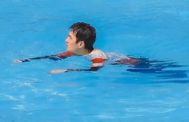 杨洋玩游泳比赛镜头拉近他站在水中的身材原谅我移不开眼了