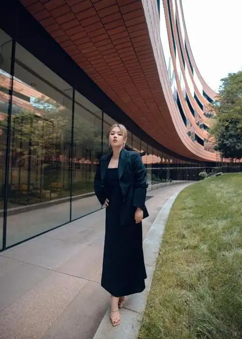 被爆结婚后马思纯首露面,亲妈全程搂腰陪同好体贴,她穿着好厚实