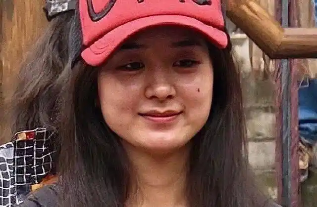 赵丽颖出道前旧照被扒大方脸又黑又土被网友吐槽像整容了