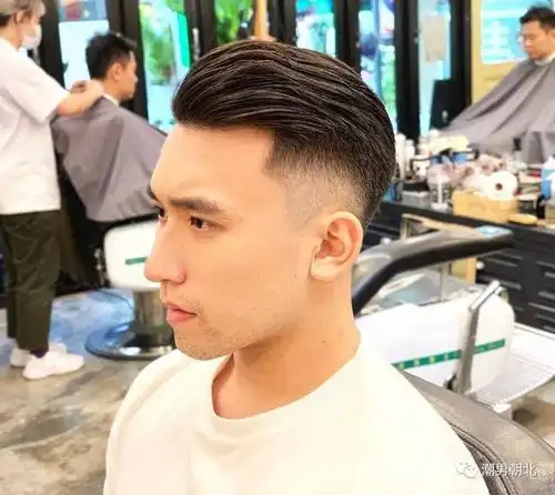 第4种:两边铲背头发型