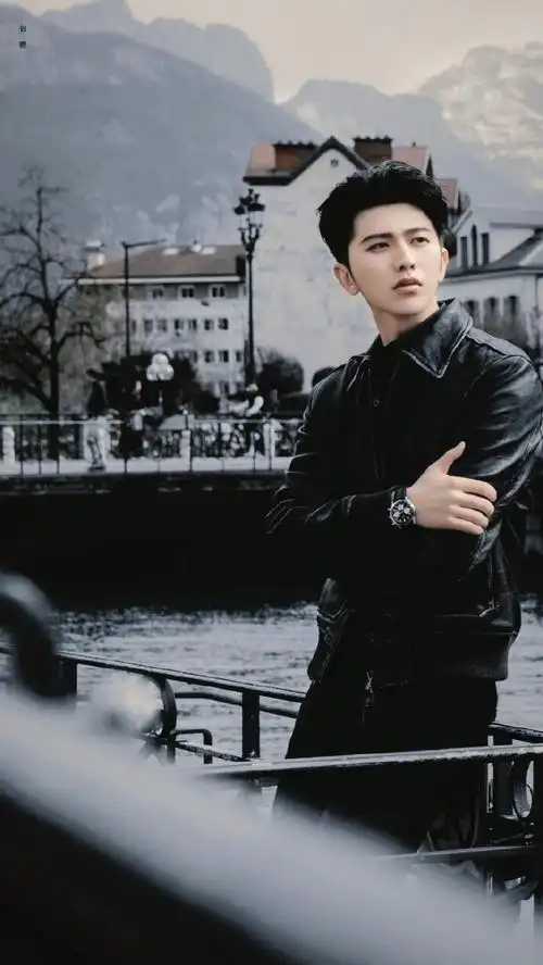 蔡徐坤黑夹克日内瓦随拍