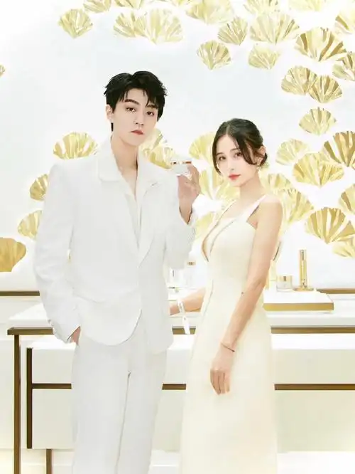 合照是王俊凯看到都要想一想的程度拍了一些做梦的素材哈哈哈哈家族