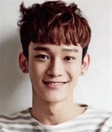 男生齐刘海短发发型阳光少年风格的一款齐刘海短发造型,额前的刘海