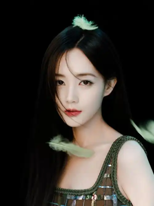 表现力真的很有画面感,绿色眼影也可以驾驭的非常完美,清冷高级又不失