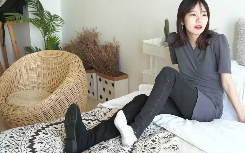 原来甜豆长靴底下穿的是白袜牛仔裤