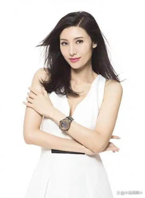 52岁李嘉欣美在生活,素颜抢眼挡不住腿,任意摆拍美妙如花